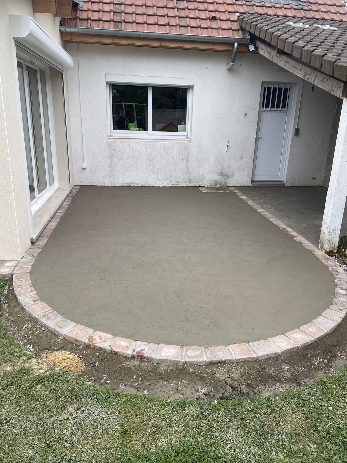 Création d’une terrasse en béton bordée de briques