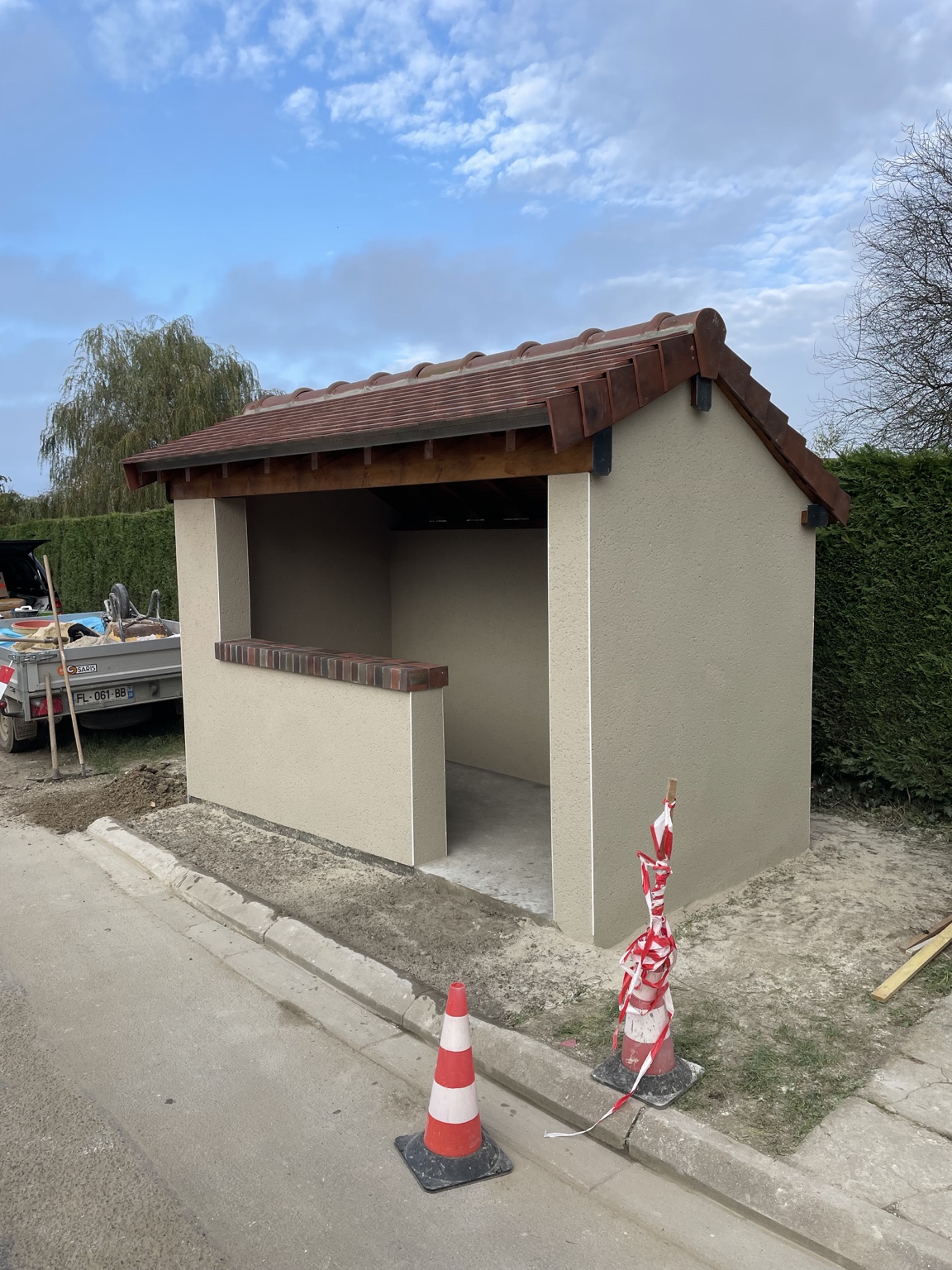 Construction d’un petit ouvrage maçonné avec toiture en tuiles