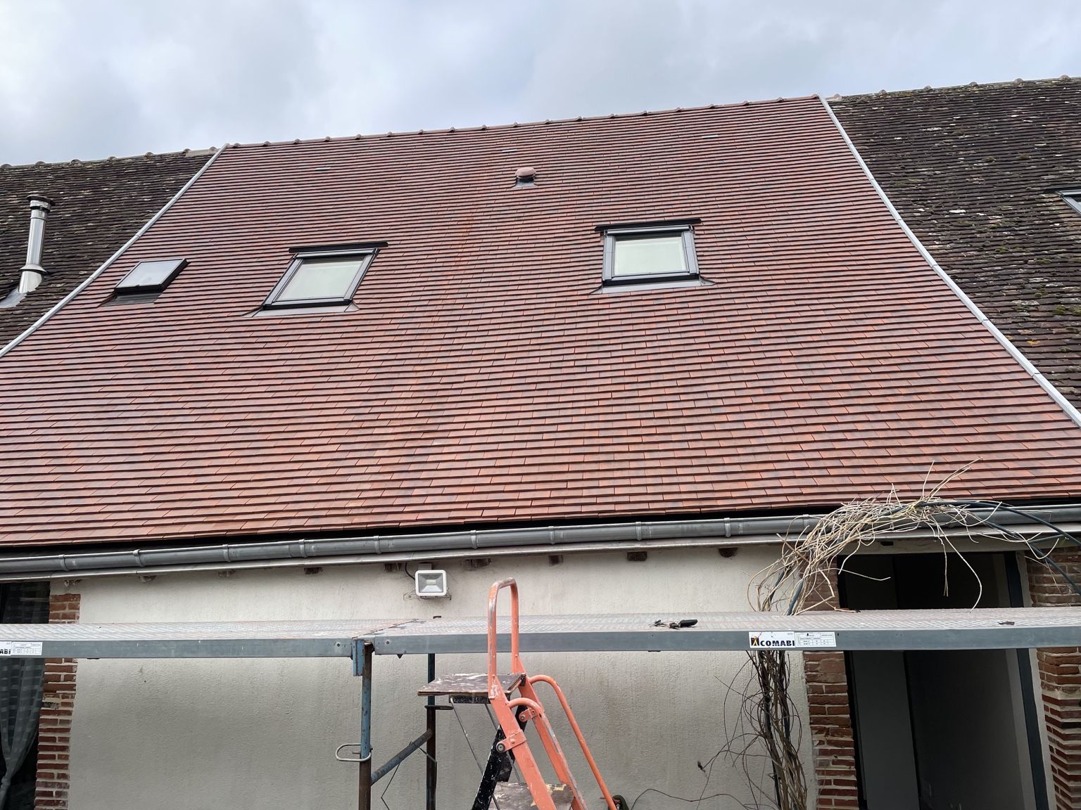 Réfection d’une toiture en tuiles plates avec fenêtres de toit