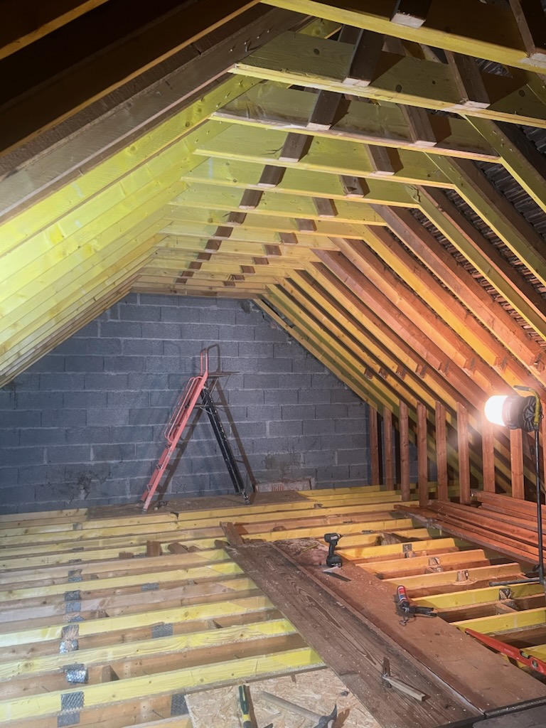 Travaux de charpente sous toiture