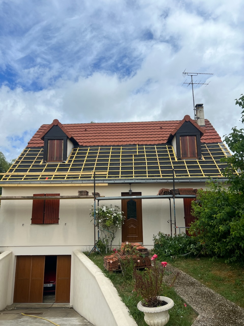 Réfection d’une toiture en tuiles, chantier en cours